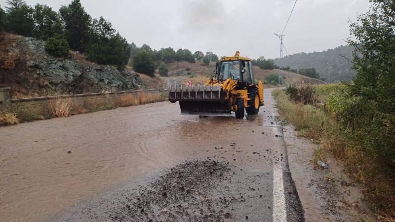 Konya’da sağanak sele neden oldu, mahalle yolu ulaşıma kapandı 5